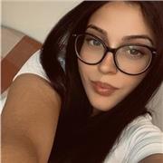 Profesora perfectamente cualificada para ayudar en el aprendizaje de niños y niñas de primaria